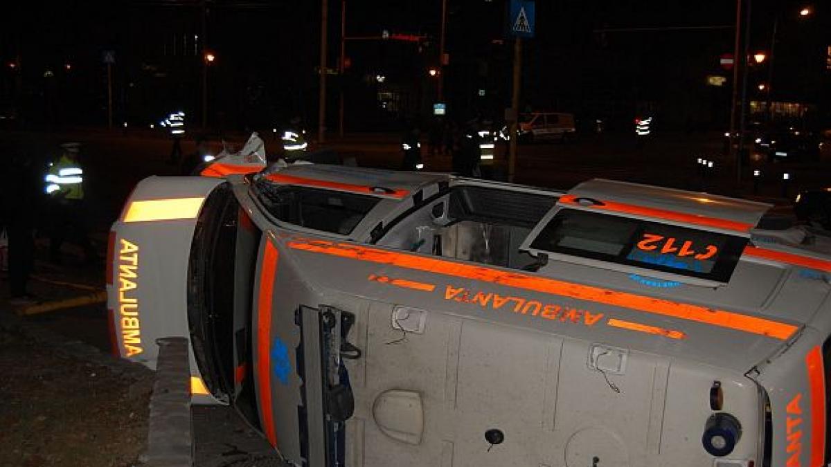 o ambulanta care transporta un copil bolnav la bucuresti a fost lovita in plin de un sofer vitezoman