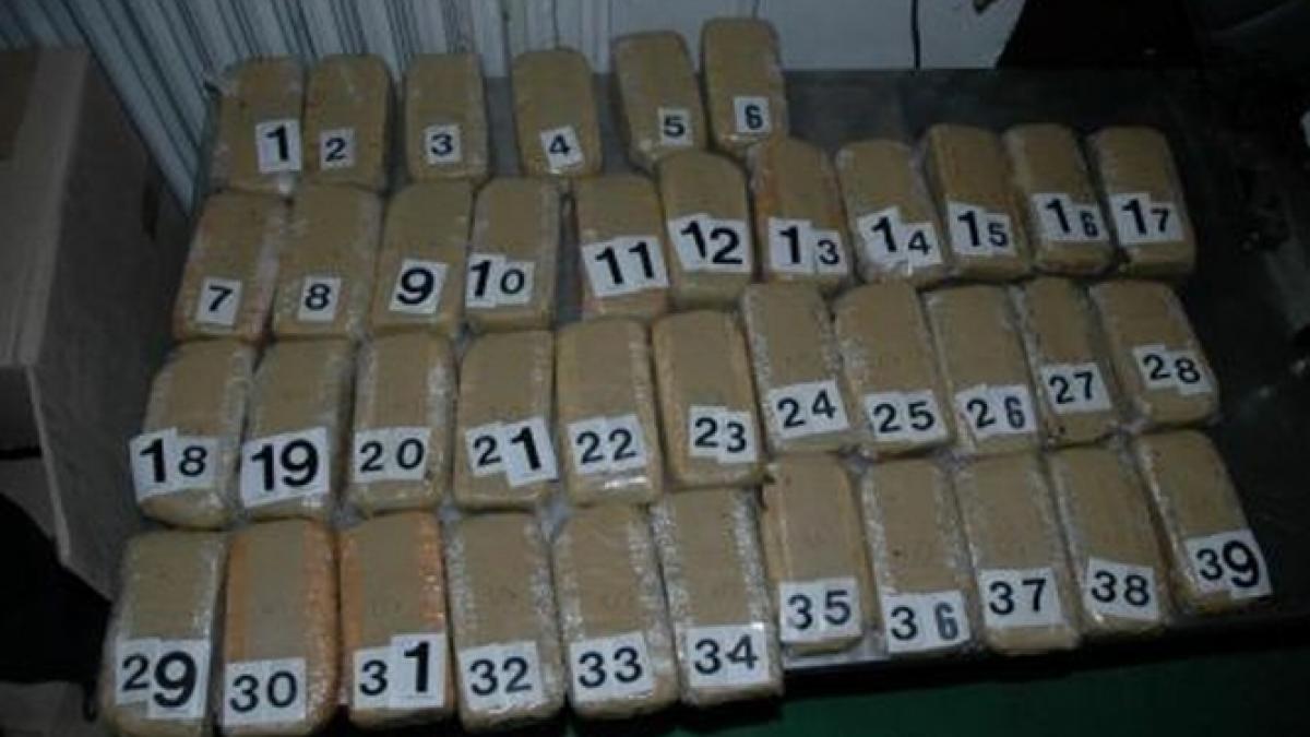 sase romani si albanezi prinsi cu 25 kg de heroina in valoare de 500 000 euro