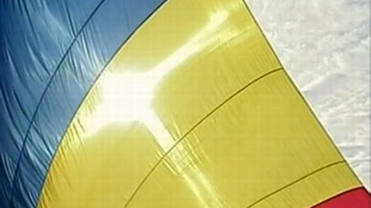 drapelul romaniei a fost alaturi de militarii romani in teatrele de lupta din toata lumea