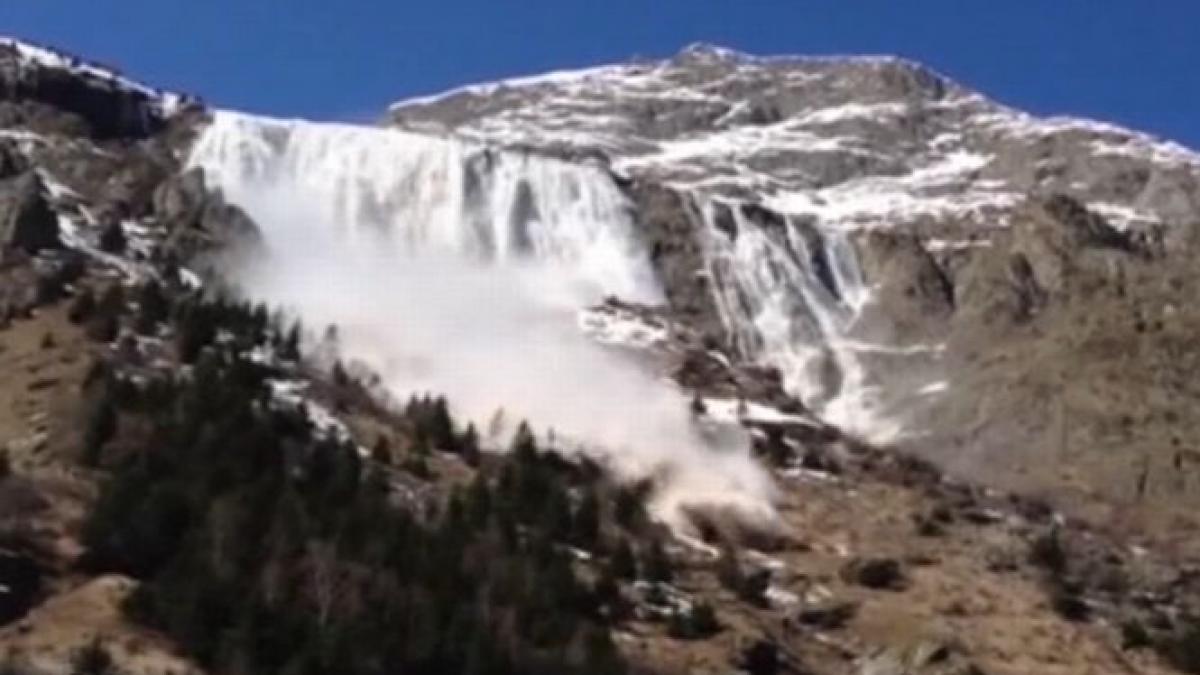 avalansa spectaculosa in alpii francezi
