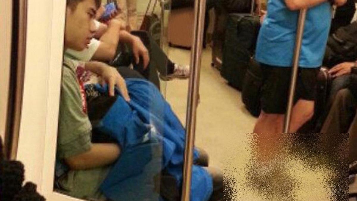 era ora de varf si toti se intorceau de la munca un chinez slabut si partenera lui xxl au facut o