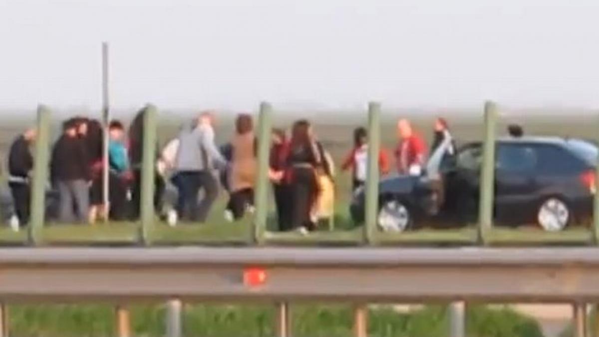 mai exista si romani relaxati au incins o hora pe autostrada soarelui