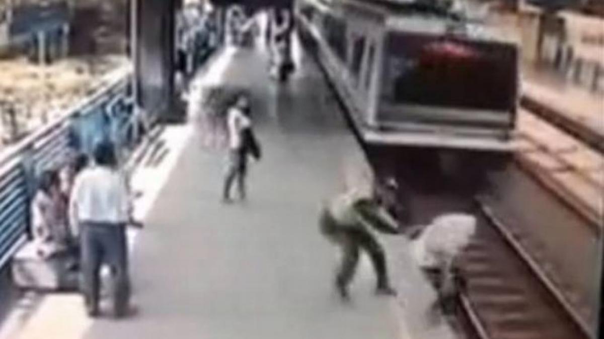 un politist a fost declarat eroul lunii dupa ce a salvat un sinucigas