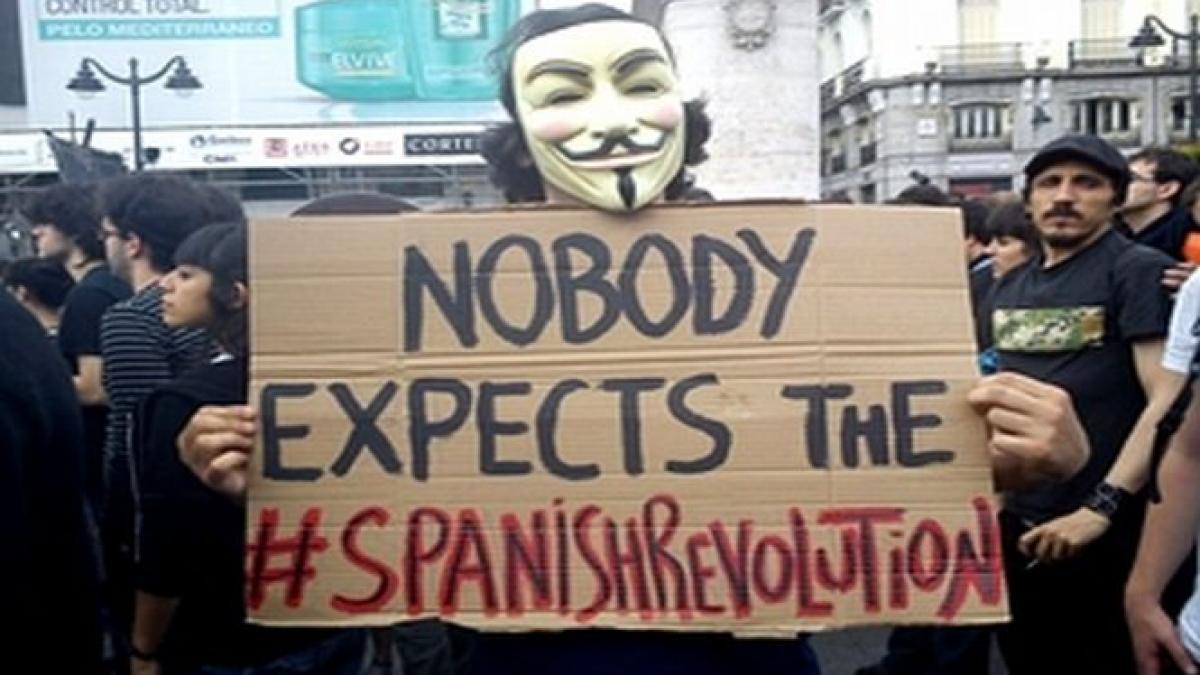 siteul parlamentului spaniol blocat de anonymous mii de oamenii protesteaza la madrid fata de
