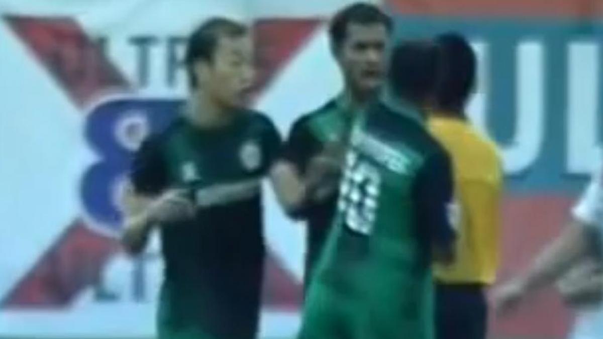 un fotbalist indonezian a fost suspendat pe viata pentru lovirea unui arbitru