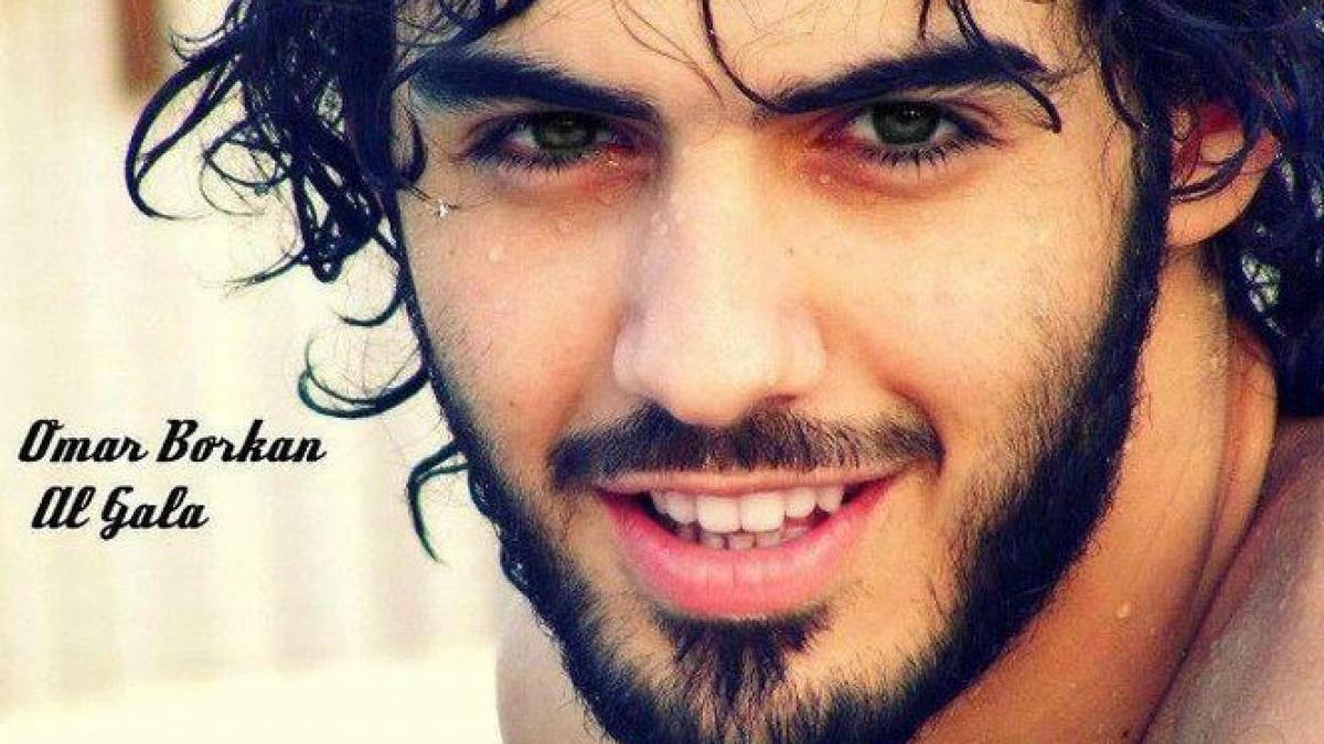 periculos de frumos a fost dat afara din arabia saudita pentru ca e prea aratos femeile erau in