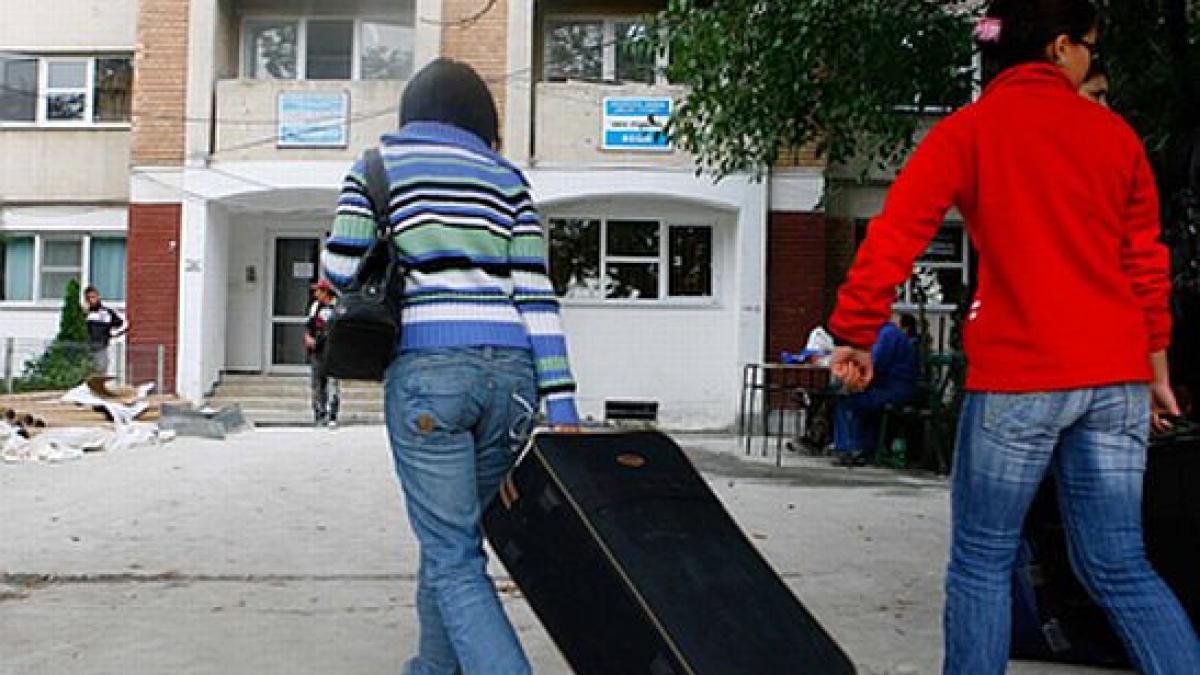 profesorul de istorie a venit beat si a inceput sa ii bata pe elevi scandal urias intr un camin din