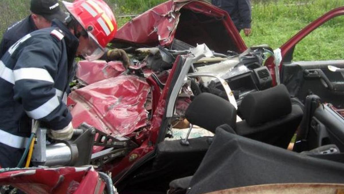 sfarsit tragic pentru trei barbati masina in care se aflau a fost izbita in plin de un tren