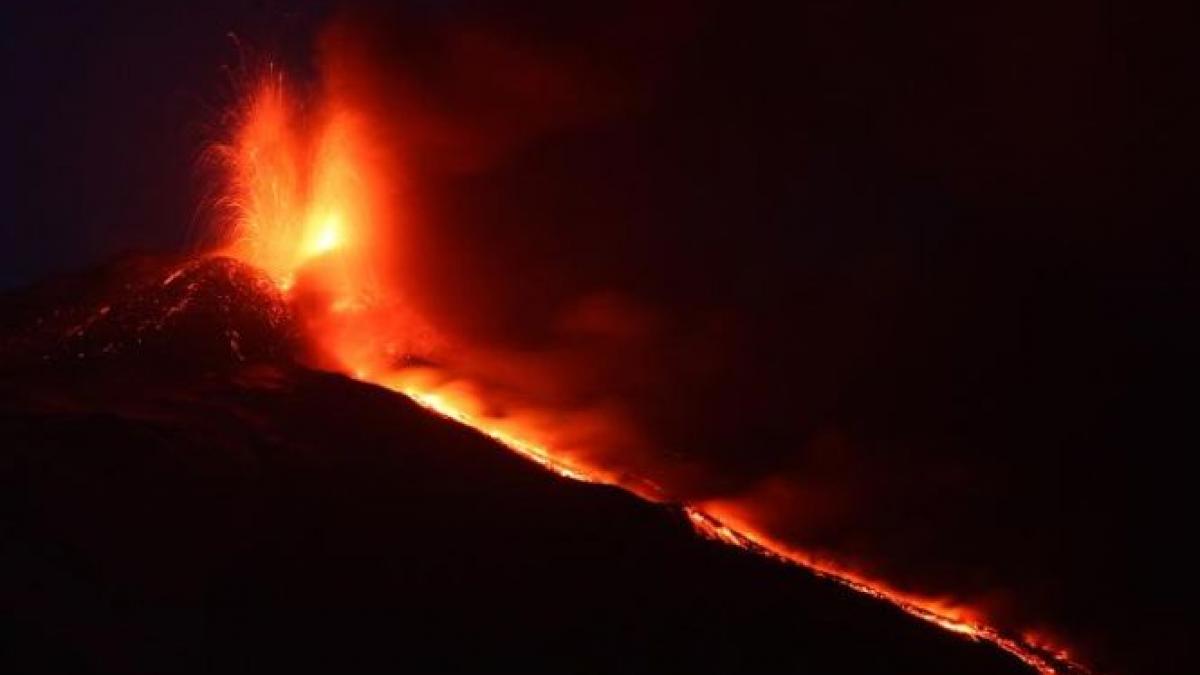 trei guri de foc s au deschis in italia imagini spectaculoase cu o eruptie extrem de violenta