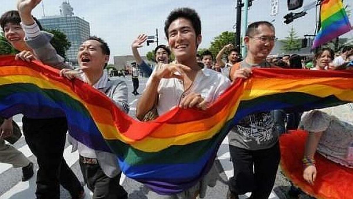 mii de oameni au iesit in strada in japonia pentru sarbatoarea curcubeului homosexualii s au