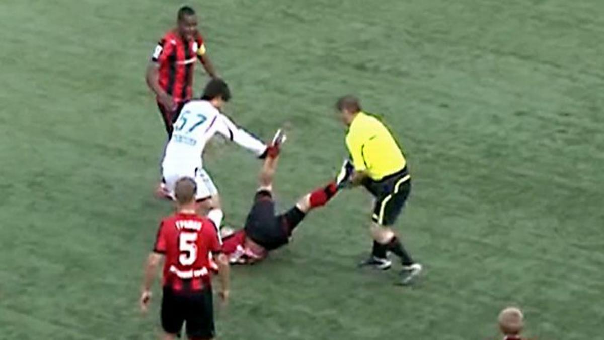 arbitru de fotbal suspendat pe viata dupa ce a batut un jucator