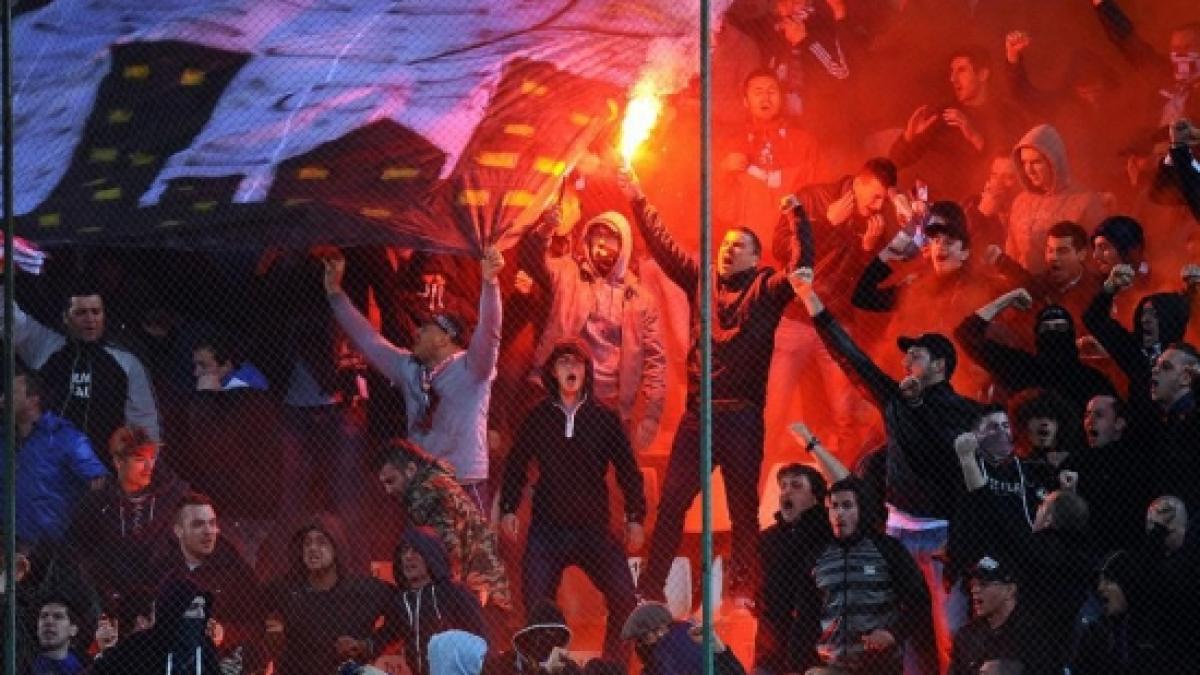 politia a retinut 12 suporteri violenti ei sunt acuzati ca au distrus noua masini inainte de meciul