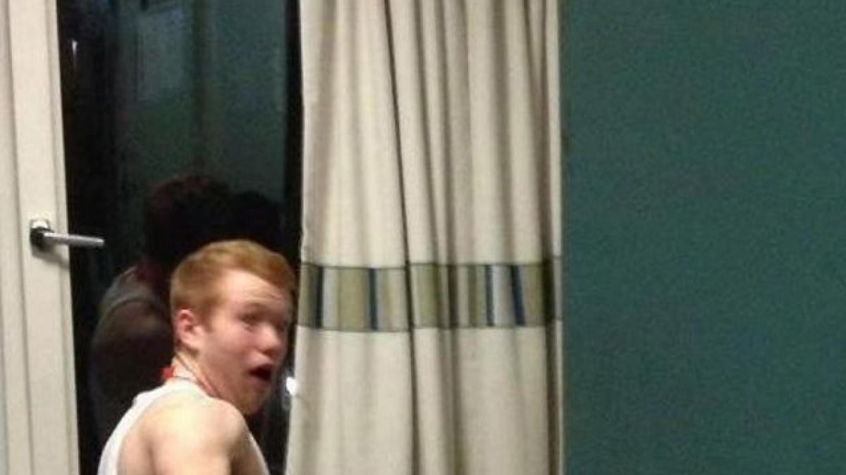 ce facea acest student in momentul in care colegul lui a intrat in camera pur si simplu era calare ce facea acest student in momentul in care colegul lui a intrat in camera pur si simplu era calare