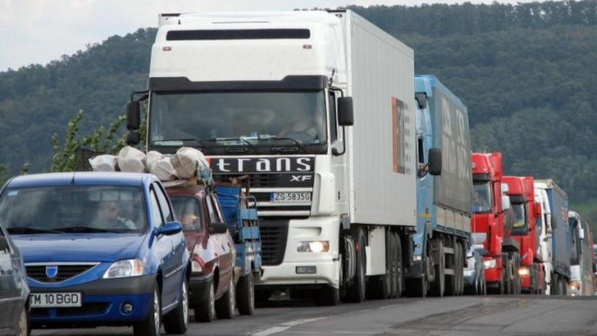 cozi kilometrice de masini in drum spre mare si spre munte