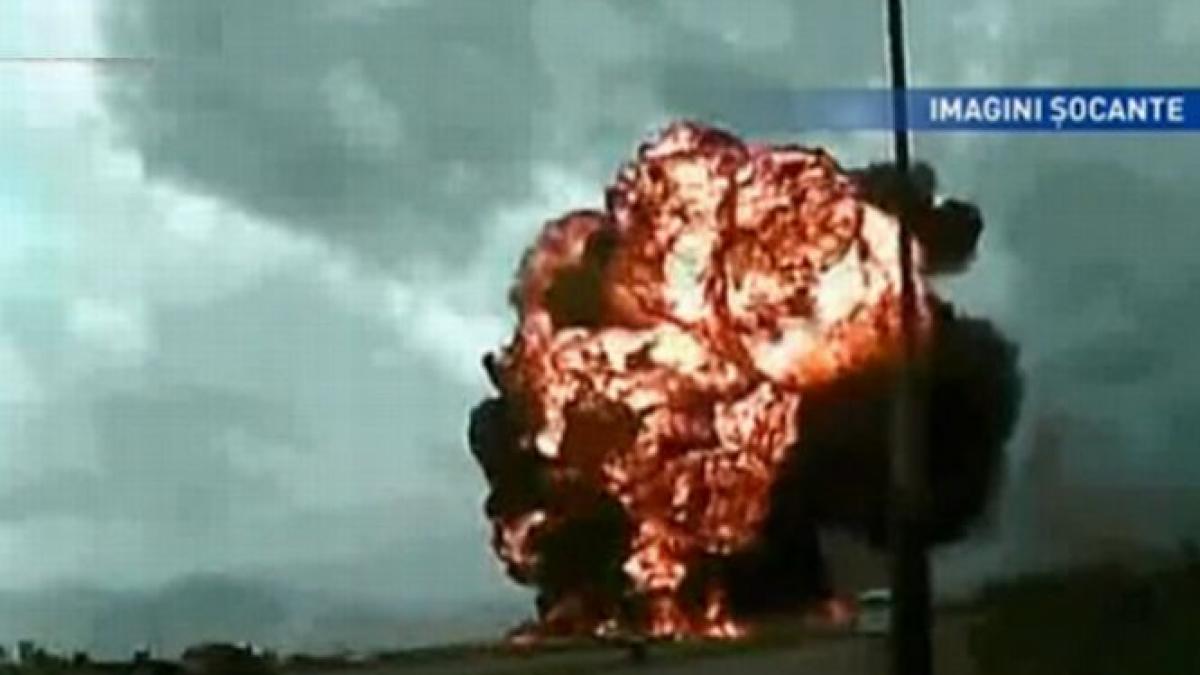imagini socante momenul in care un avion cade in afganistan sapte militari au murit imagini socante momenul in care un avion cade in afganistan sapte militari au murit
