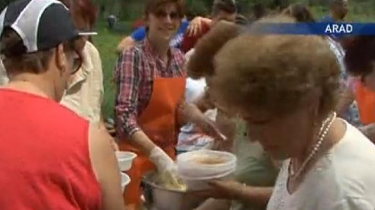 peste 1 000 de aradeni la coada la fasole cu ciolan la o petrecere organizata de pdl arad