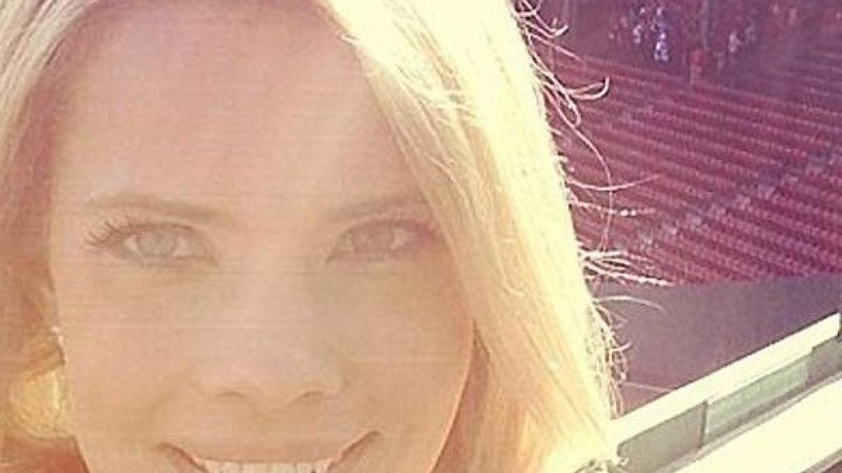 si a facut singura aceasta poza dar nu a vazut ce se intampla in spatele ei