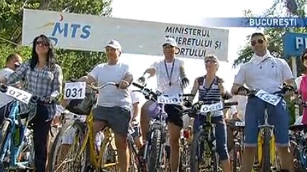 2 mai zeci de tineri au defilat pe biciclete in capitala de ziua nationala a tineretului