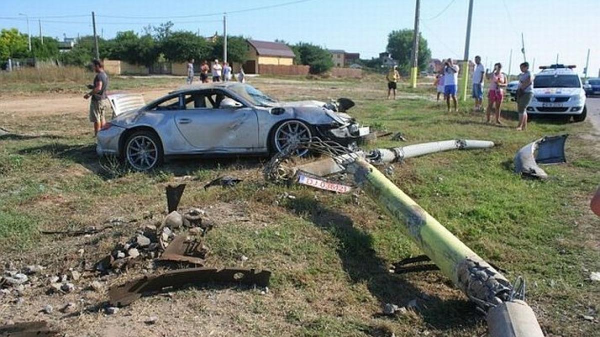 distractia de 1 mai era sa ii coste viata pe patru tineri au intrat cu masina intr un copac am fost