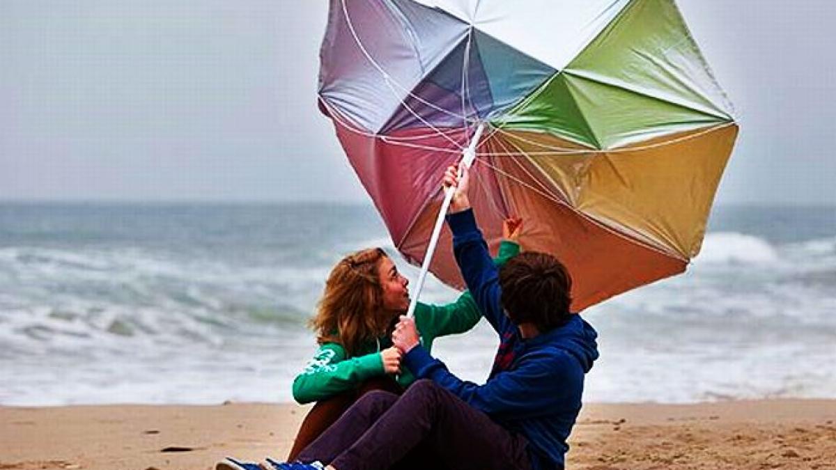 credinciosii vor merge cu umbrela la biserica pastele aduce frig si ploi