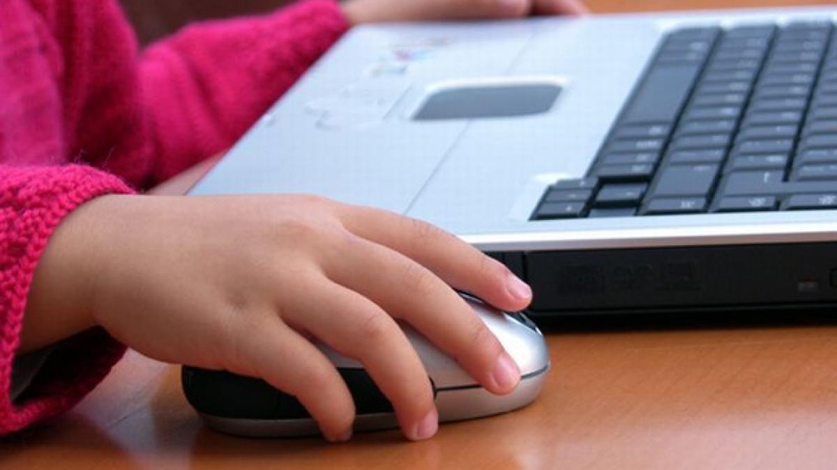 ce companii ar putea conecta la internet peste 2 400 de scoli miza este un contract de 34 2