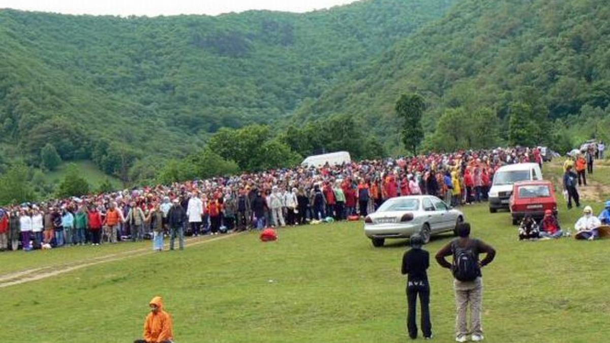 mii de yoghini din lumea intreaga s au unit intr o spirala uriasa la baile herculane