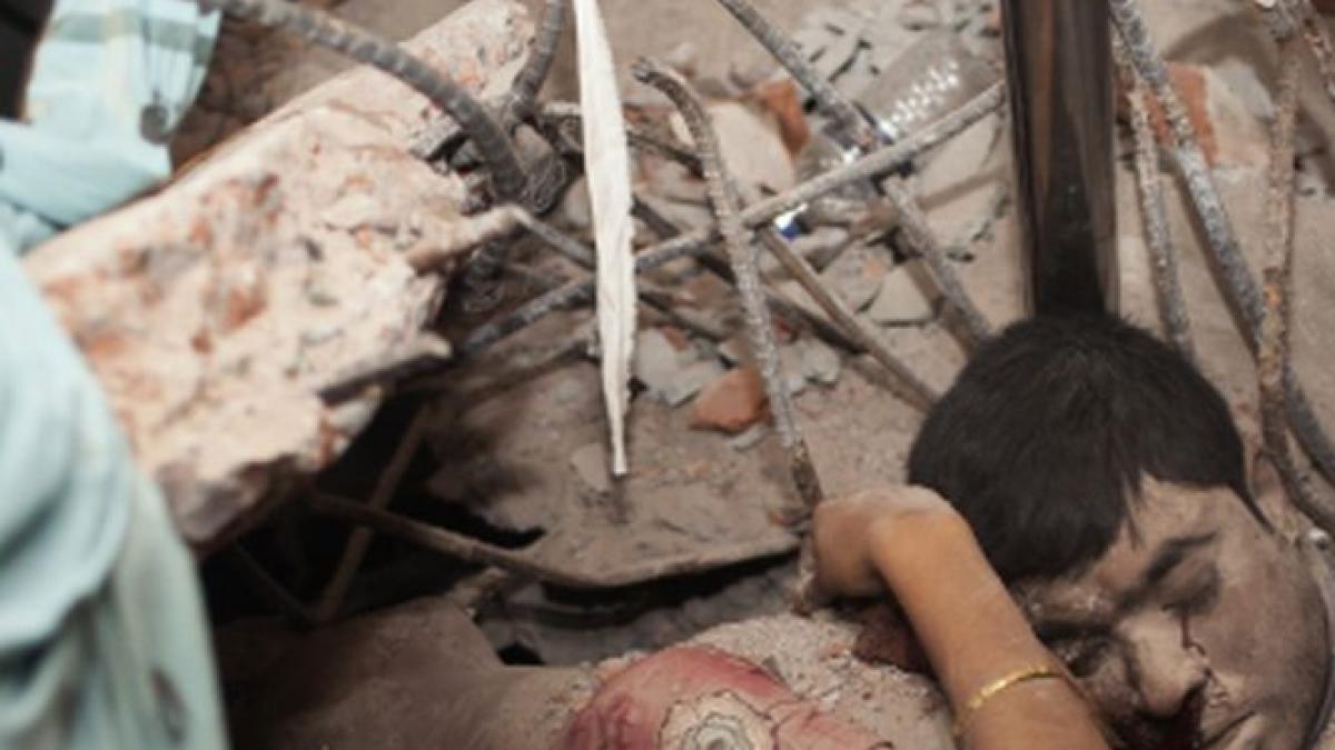 o imbratisare in moarte obsedant de frumoasa cea mai emotionanta fotografie a tragediei din