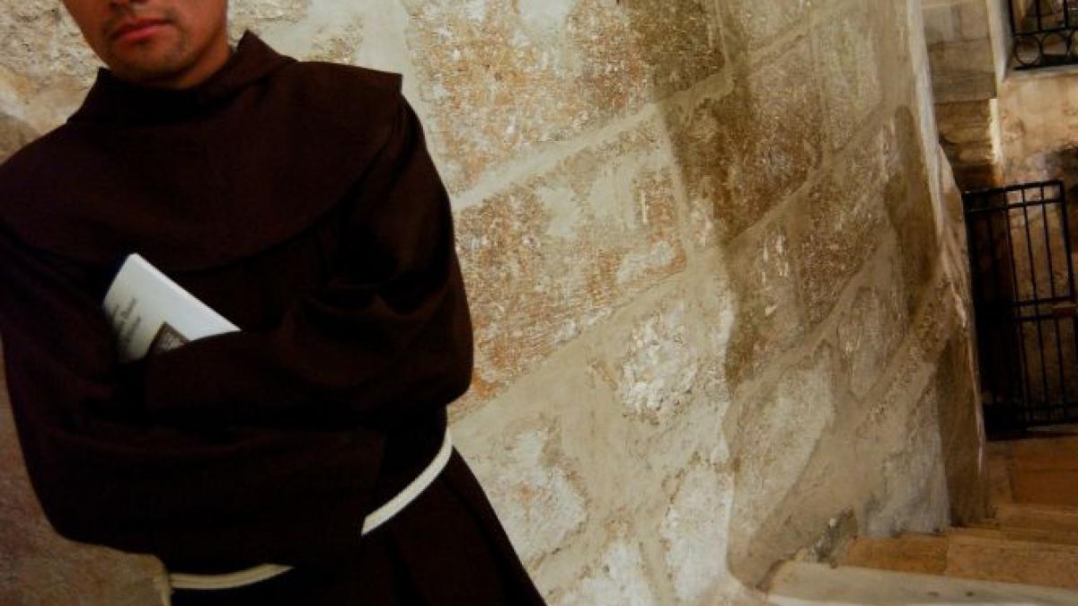 un calugar a furat toti banii donati de credinciosi si a plecat in vacanta in grecia