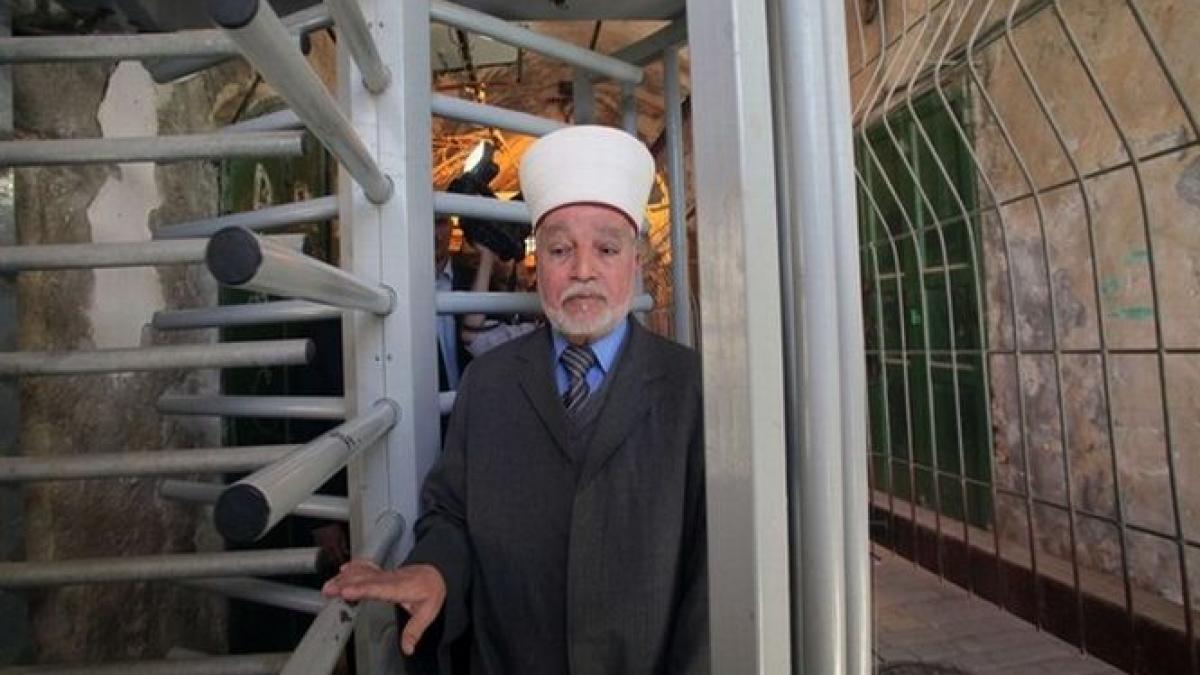 un cleric palestinian influent este anchetat pentru perturbarea ordinii publice la lacasurile sfinte