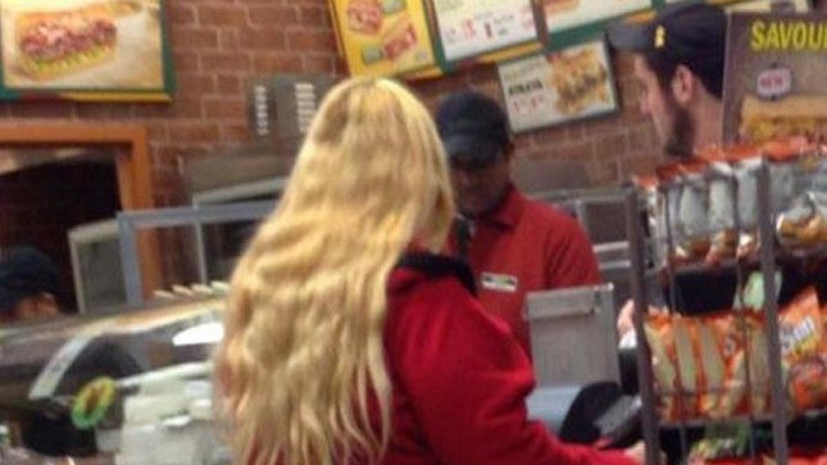 imaginile acestea arata lumii intregi cat de rau a ajuns america pe strada e un spectacol morbid