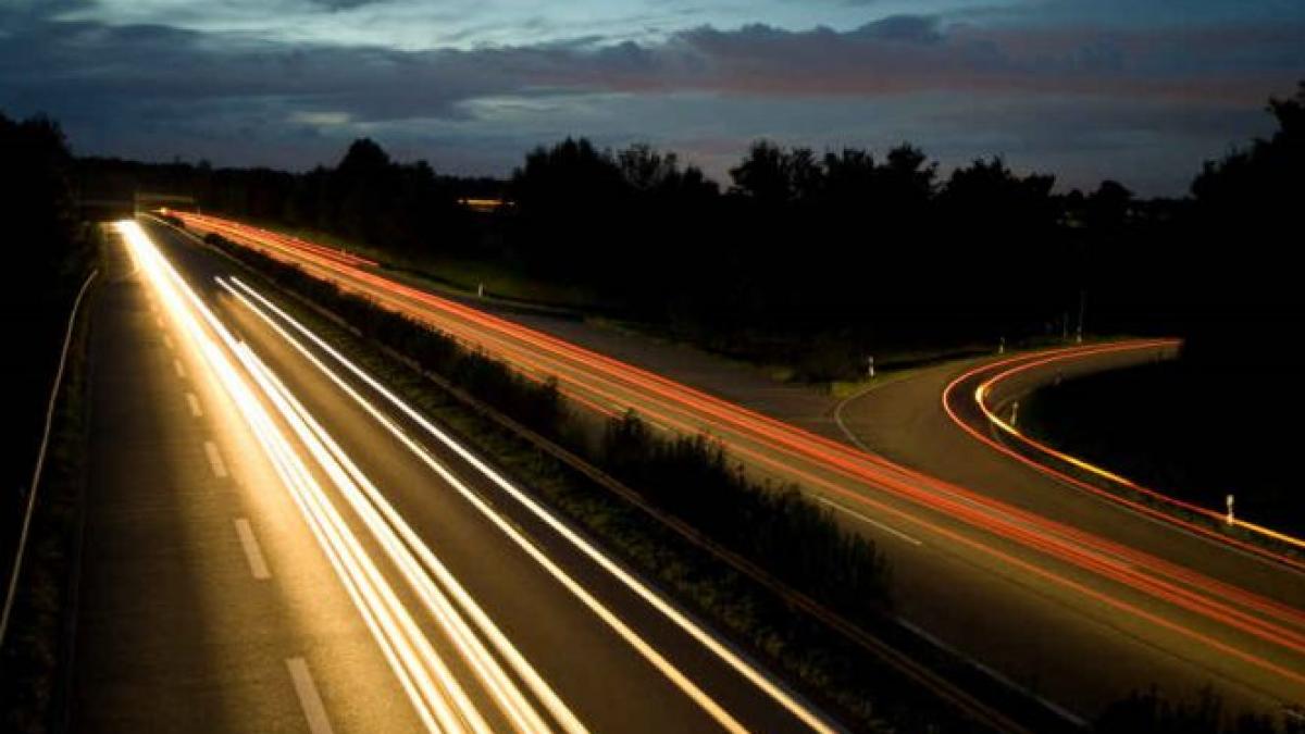 scandal in tara in care automobilul este rege viteza nelimitata de pe autostrazi starneste