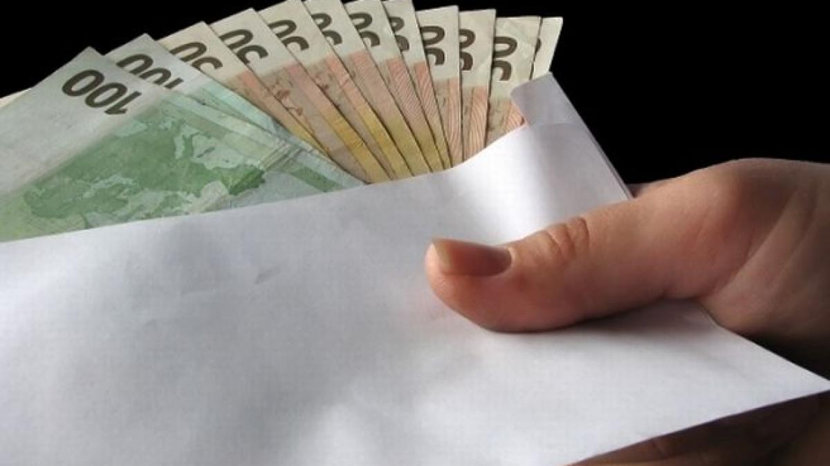 spaga record a vrut sa mituiasca un politist cu 15 000 de euro