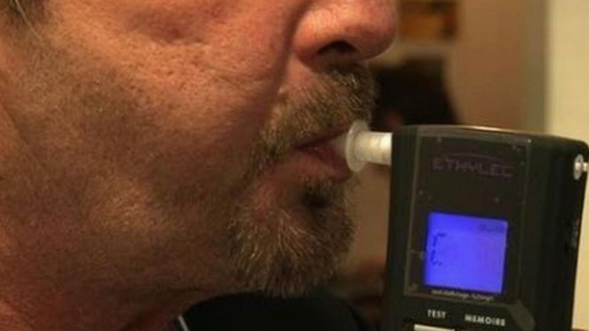 bauti la bordul avionului pilotul si copilotul aparatului care a aterizat de urgenta pe un camp