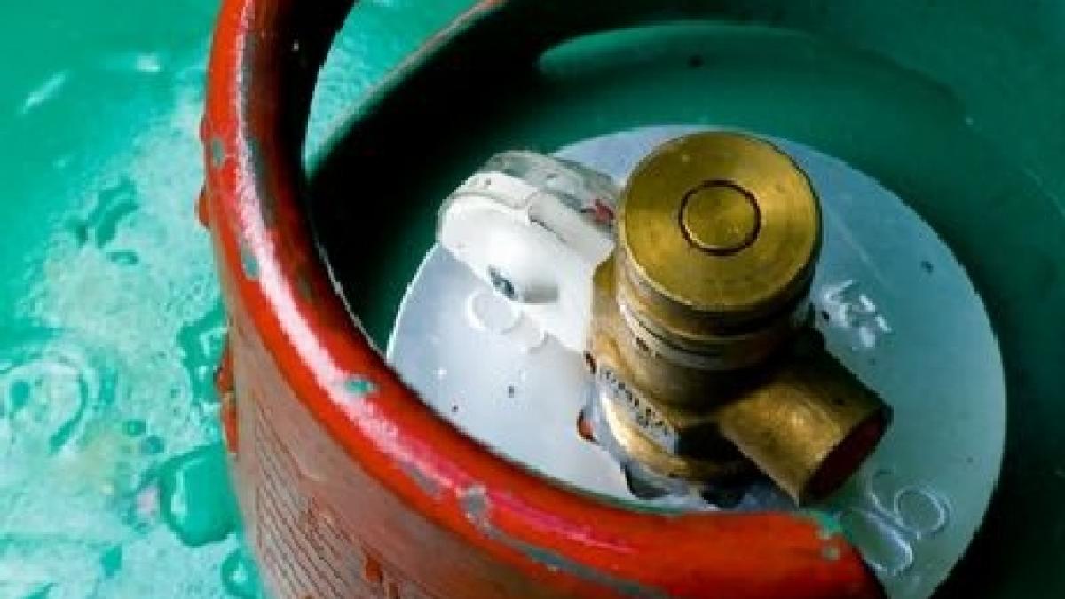 Explozie la o staţie de încărcat butelii. Un angajat a murit şi alţi patru au fost răniţi