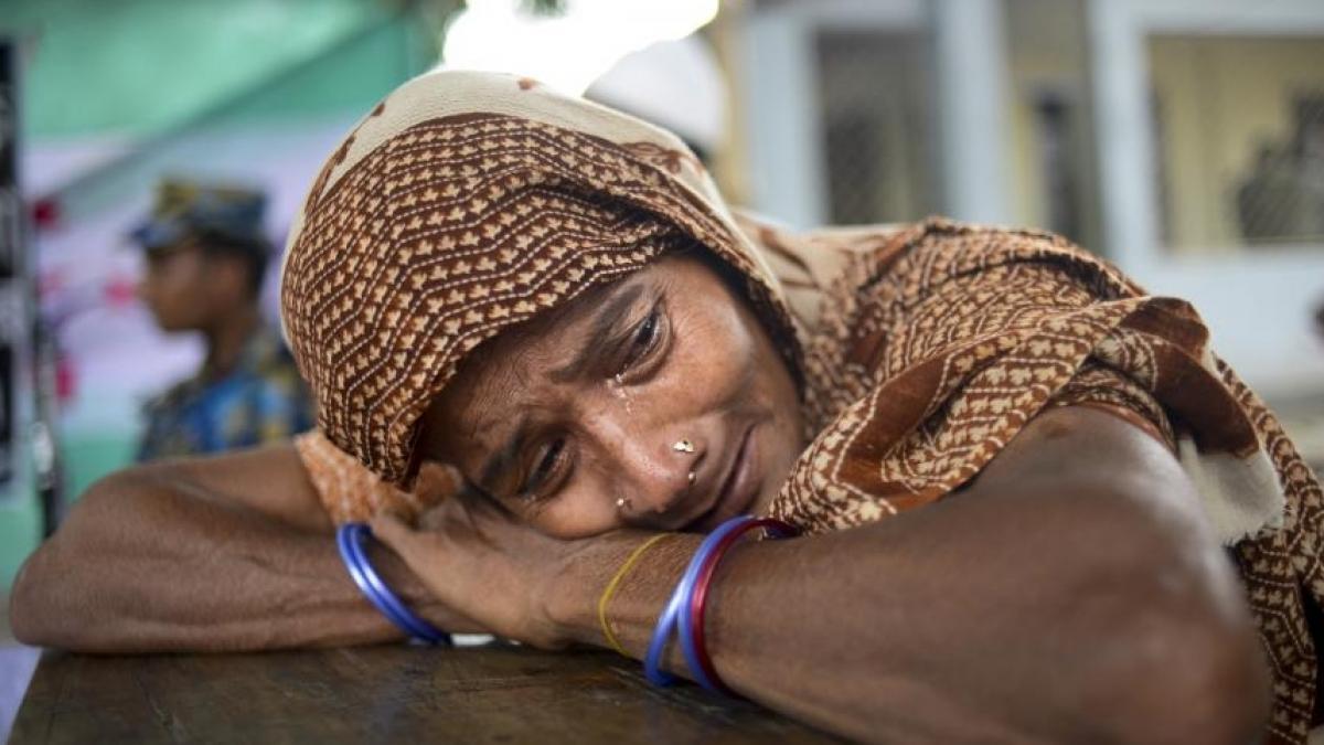 femeie gasita in viata sub daramaturile cladirii prabusite in bangladesh va rog salvati ma