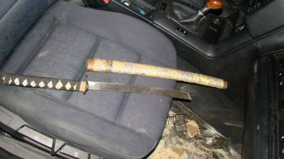 petrecerea de majorat a unei adolescente s a terminat cu o bataie cu sabii localul a fost pur si