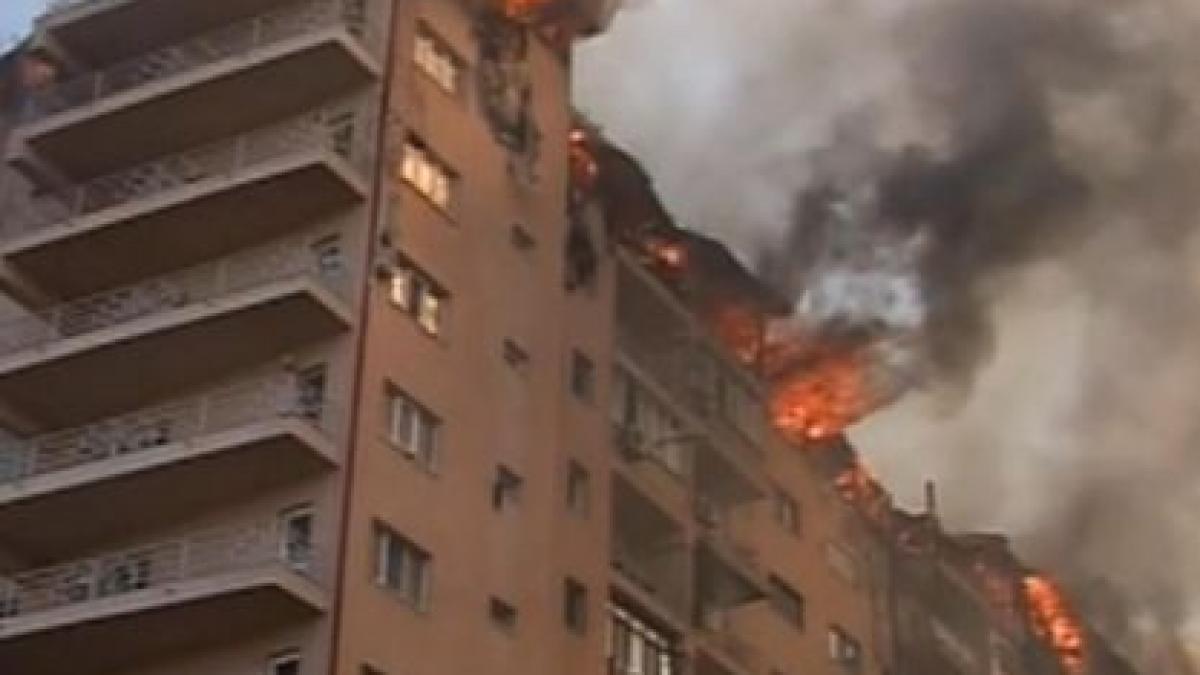 douasprezece apartamente dintre care opt locuite au ars in urma unui incendiu in husi