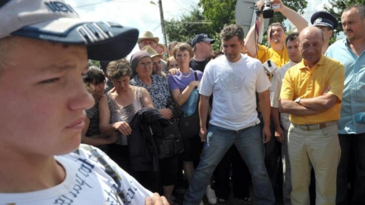 traian basescu iese din nou in public presedintele participa la zilele localitatii pestera