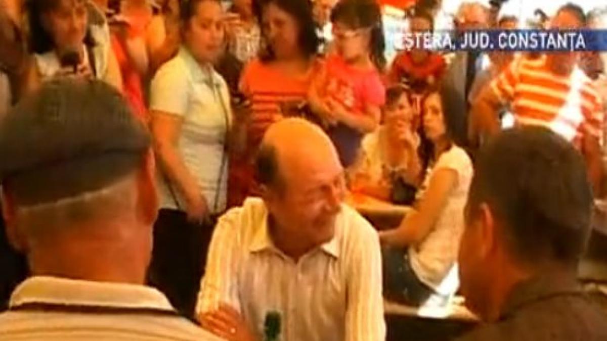 Traian Băsescu, la Peştera: &quot;Domnule primar, nu putem bea aici! Hai să mergem&quot;