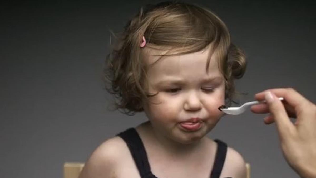 video amuzant cum reactioneaza copiii cand gusta pentru prima data ceapa masline sau lamaie