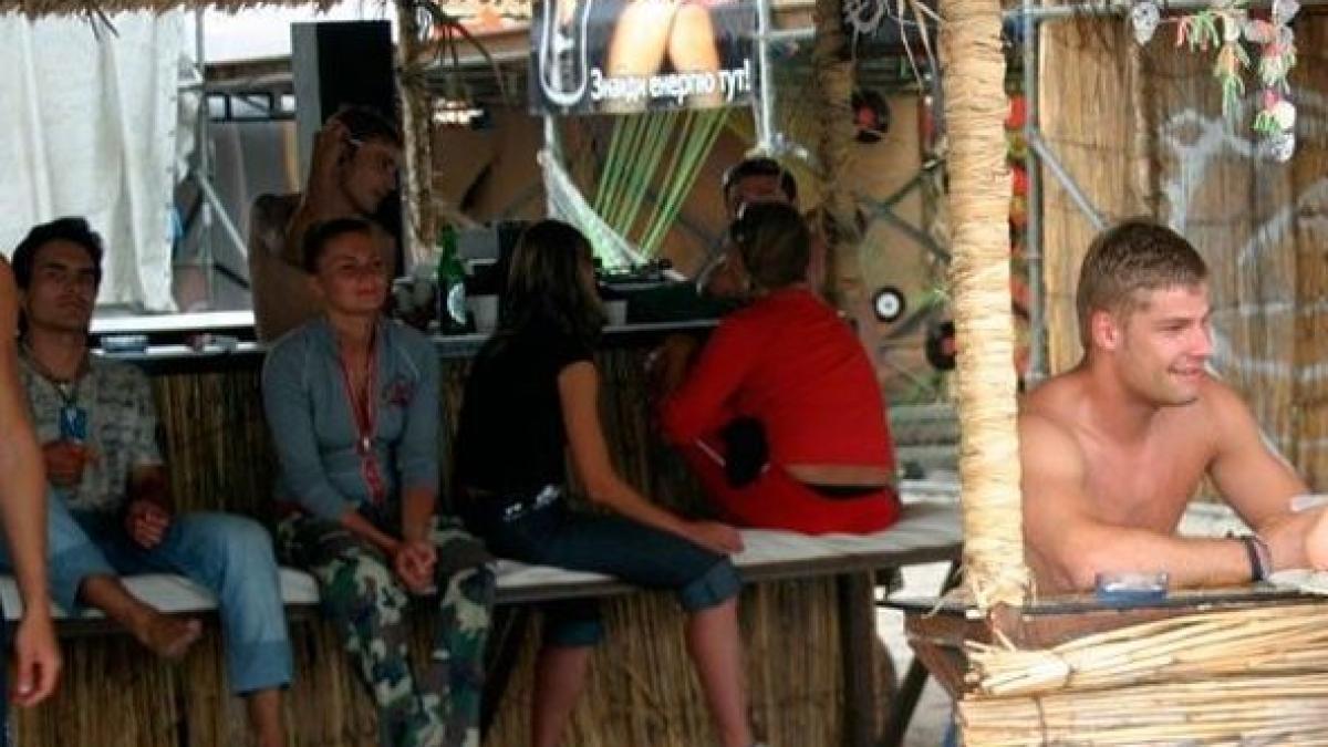 fotografia asta a fost surprinsa pe plaja la mare barmanul nu mai era in stare de nimic cand le a