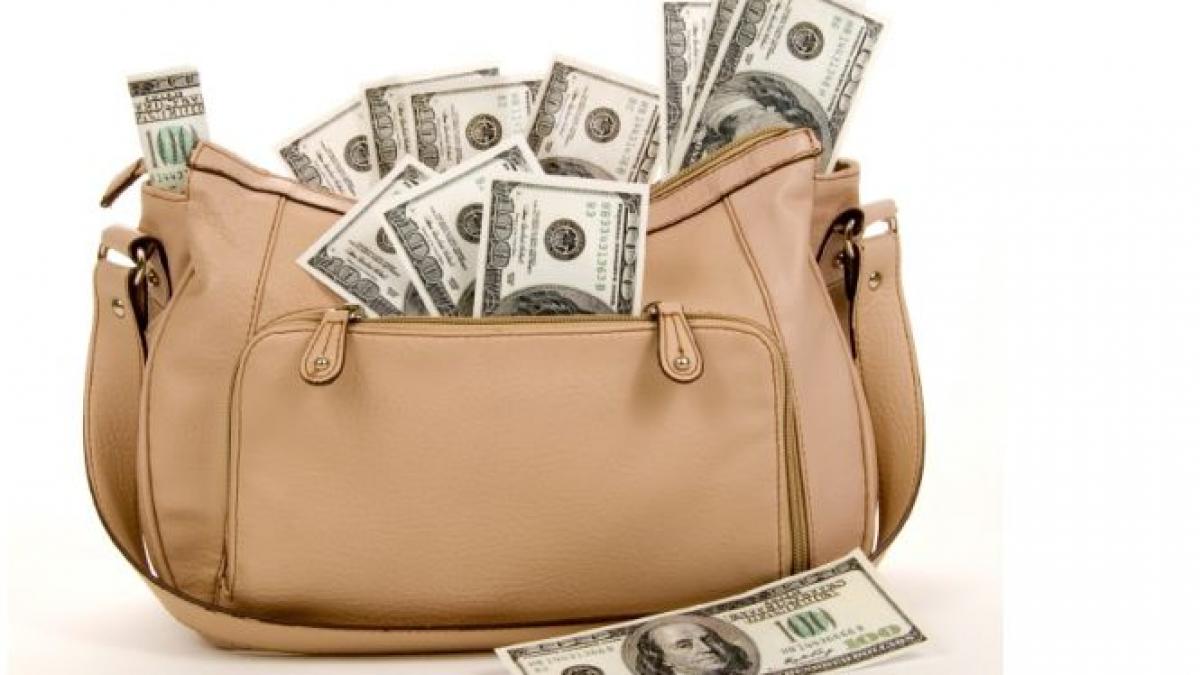 O geantă cu 12.000 de euro, furată dintr-un magazin din Arad. Hoţii au cheltuit 2.000 de euro până când au fost prinşi de poliţie