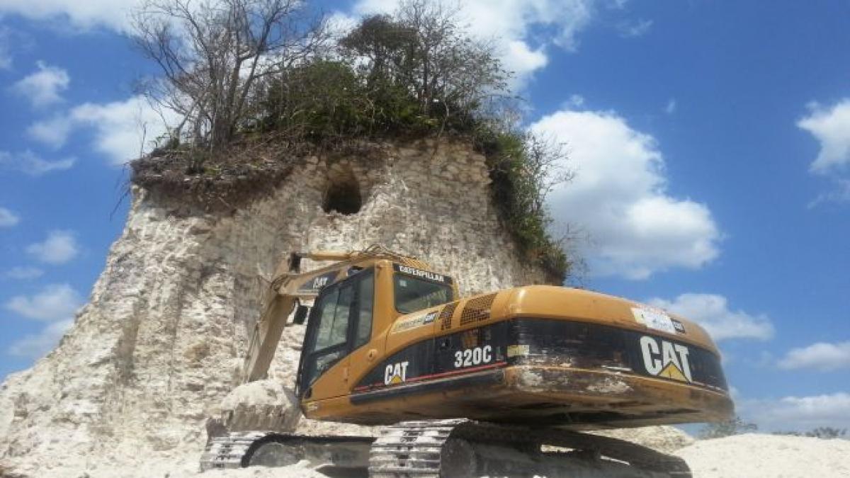 o piramida maya veche de 3200 de ani distrusa cu buldozerul