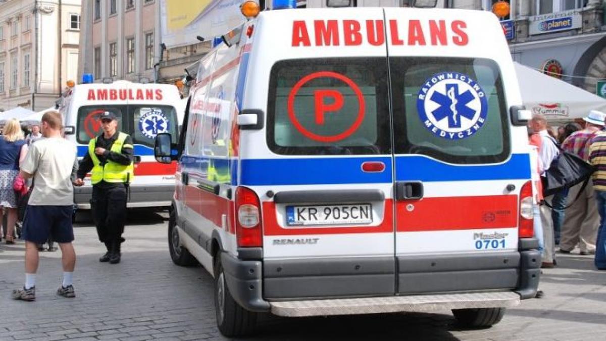 ambulanta din polonia chiar are prioritate vezi reactia celorlalti soferi din trafic