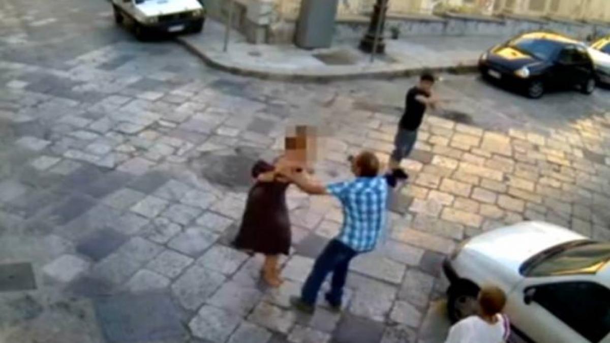 italia o femeie se bate parte n parte cu doi hoti