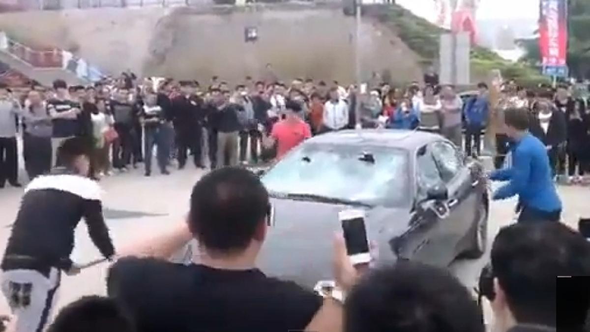 un chinez a angajat cativa oameni sa i distruga in public maserati ul ca protest fata de cum a fost