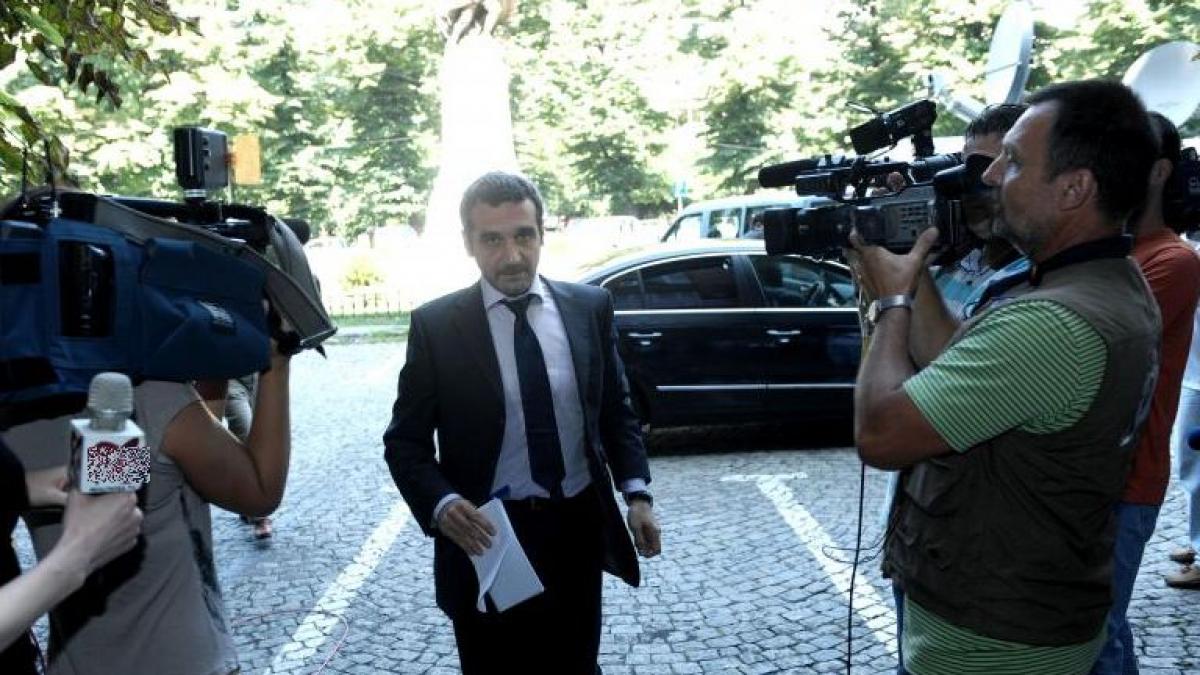 consilierii lui traian basescu cu masinile de serviciu la lansarea miscarea populara galati