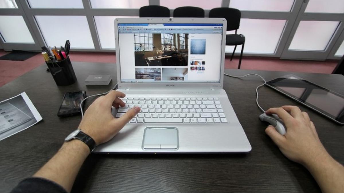 fotografia celor doi ochi anonimi