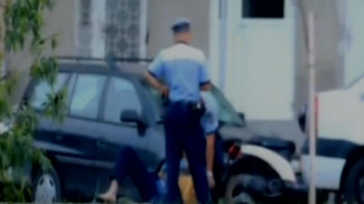 Poliţişti filmaţi în timp ce lovesc fără milă un tânăr încătuşat şi trântit la pământ, în Oradea