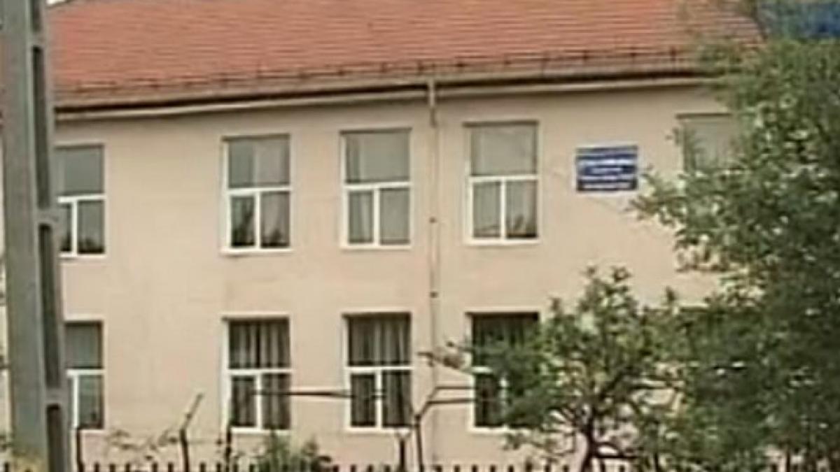 un elev a sarit pe geamul clasei in timpul orelor dupa ce a fost certat de directorul scolii